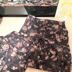 Lululemon leggings size 6 Floral pattern